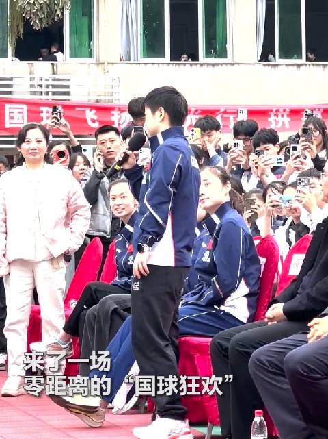 孙颖莎王曼昱与乒乓爱好者切磋