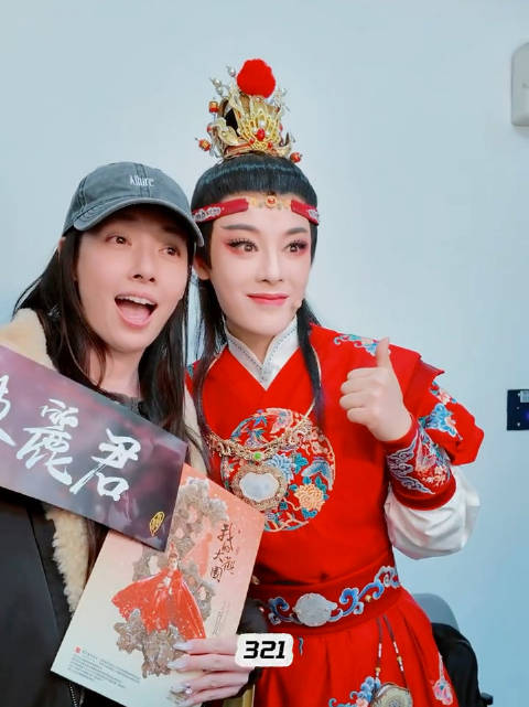 郭碧婷去看陈丽君演出了 ，郭碧婷陈丽君同框