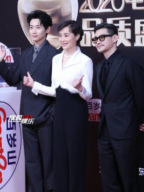 和《沉默的荣耀》剧组吴越、余皑磊两位老师一起登上红毯！