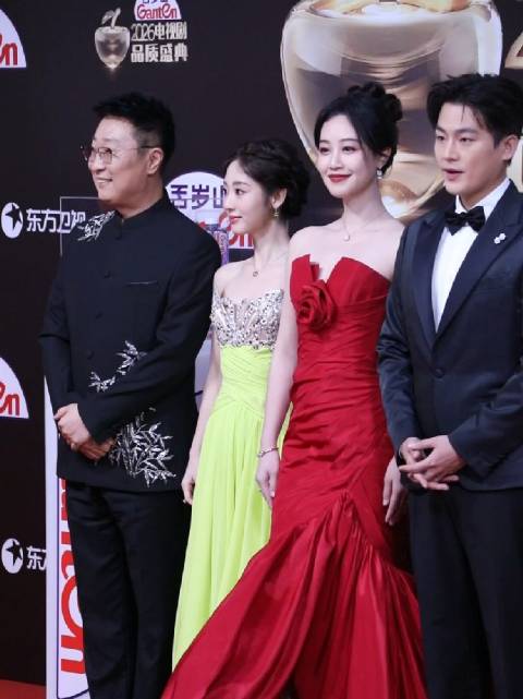 《生万物》剧组亮相，欧豪邢菲林永健迟蓬蓝盈莹状态佳