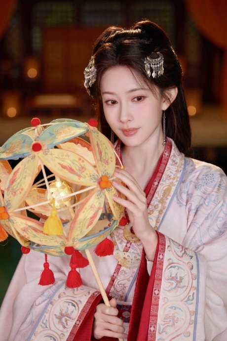 业内将关晓彤和孙千视为竞品的说法是否准确？