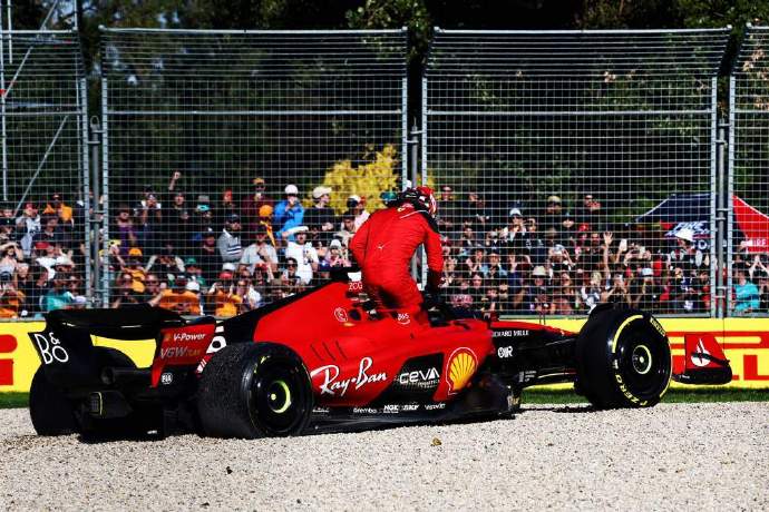 拉塞尔与勒克莱尔在2026澳大利亚大奖赛的11圈缠斗中有哪些关键超越节点？