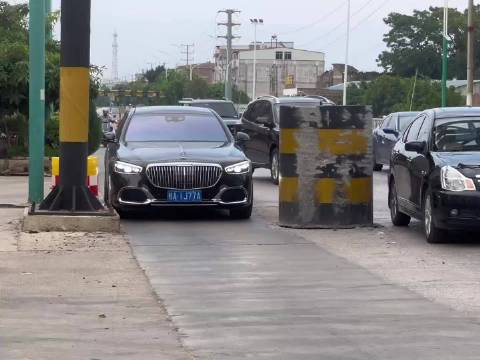 同样是2.1米限宽墩，大众朗逸没有摆正车身开过来直接爆胎了