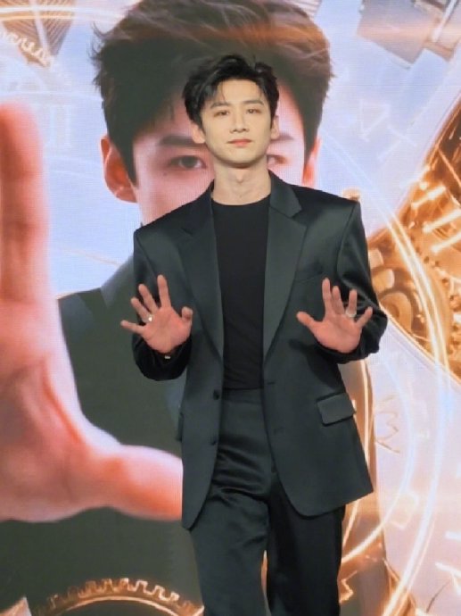 白敬亭在品质盛典红毯上的造型和状态，具体受到了哪些好评？