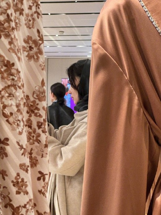 周冬雨在巴黎被偶遇时的素颜状态具体是怎样的？