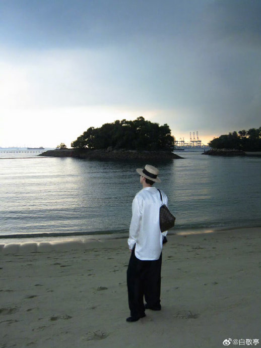 白敬亭提到的‘危机感’和‘破圈思维’具体是如何影响他的职业规划和角色选择的？