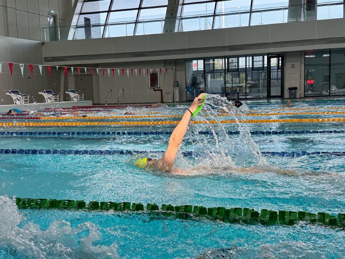 孙杨高原备战专注训练，汗水交织蓄力赛场