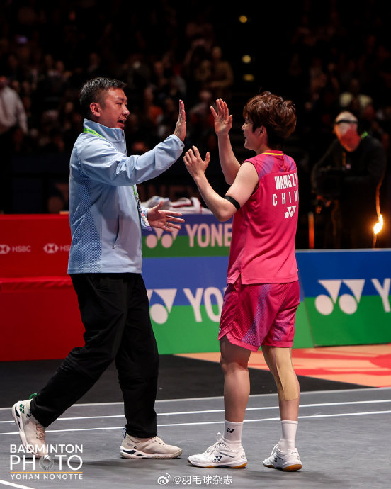 网友和媒体如何评价王祉怡“不出操了”的撒娇表现和其后续态度？