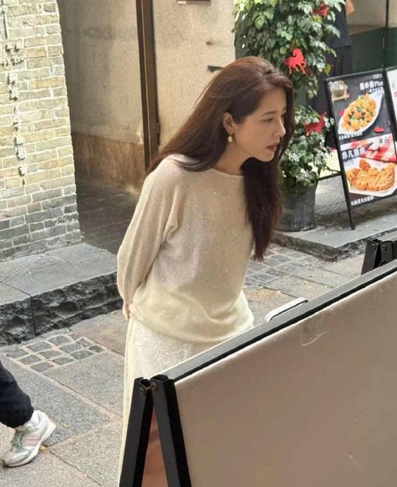 曾黎和男友王子鸣的家庭出游细节是怎样的？