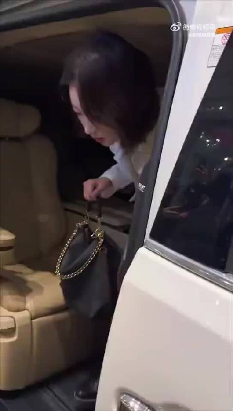 周冬雨被路人夸好美害羞低头