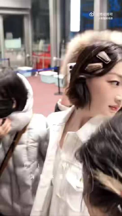 周冬雨真的很接地气，被路人当面夸完美，反应真诚又可爱，一点都不刻意