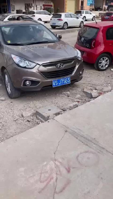 SUV的损伤~~~这样的修理费走保险还是走索赔啊？