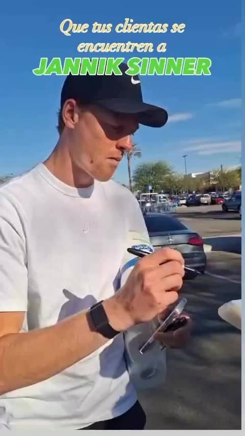 辛纳驾车购物遇球迷，抱卷纸签名后离开