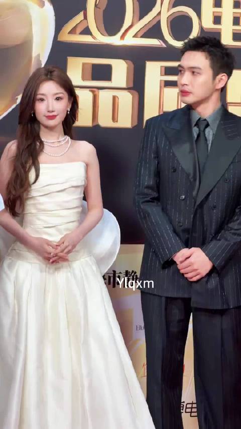 张彬彬毛晓彤牵手亮相电视剧盛典，毛晓彤白裙仙气十足