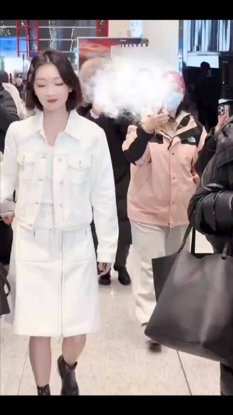 周冬雨被路人夸好美歪头甜笑反应娇俏
