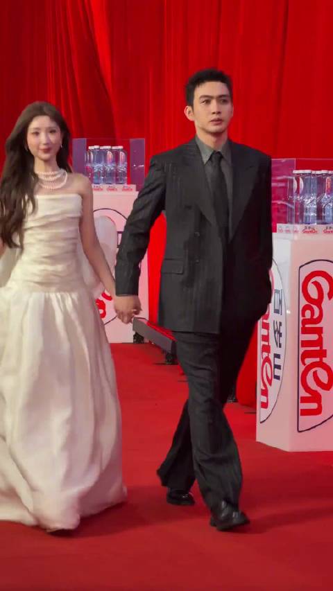 张彬彬毛晓彤牵手同框