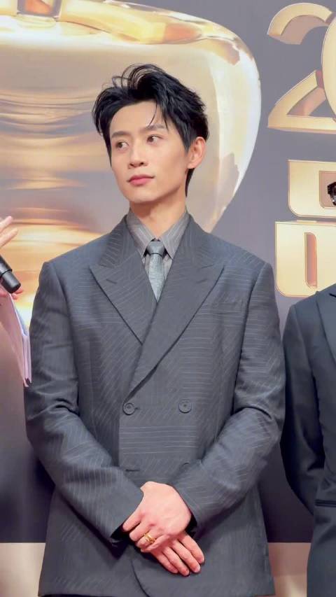 魏晨亮相品质盛典感谢沉默的荣耀观众