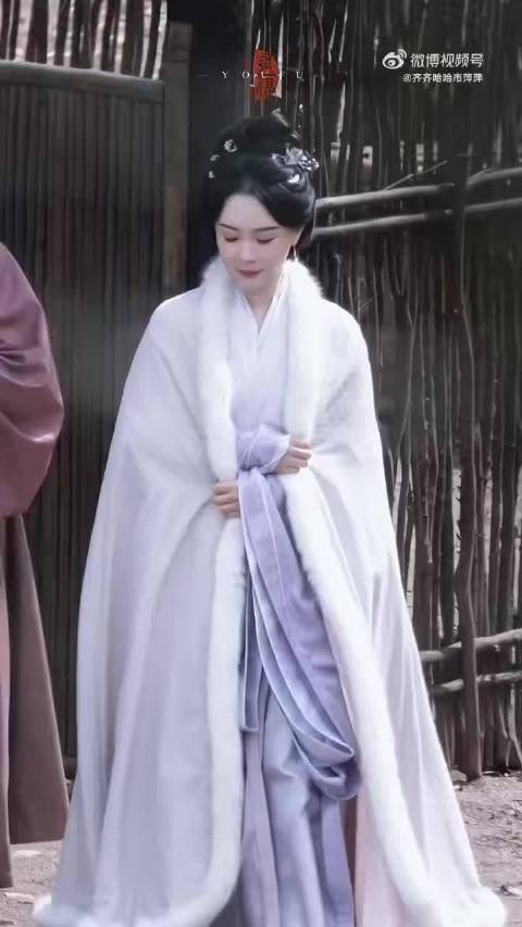 没有过度修饰却高级感拉满，陈数的气质内蕴深厚，一颦一笑都尽显优雅