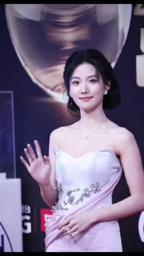 噜噜瘦了好多啊！卢昱晓淡紫色抹胸裙好素好优雅～上海囡囡