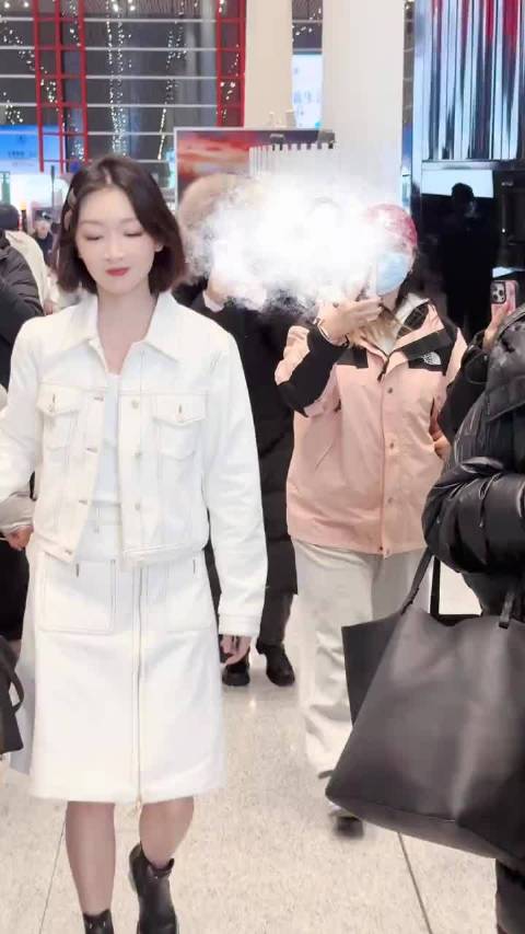 周冬雨亮相巴黎时装周，真诚互动治愈粉丝