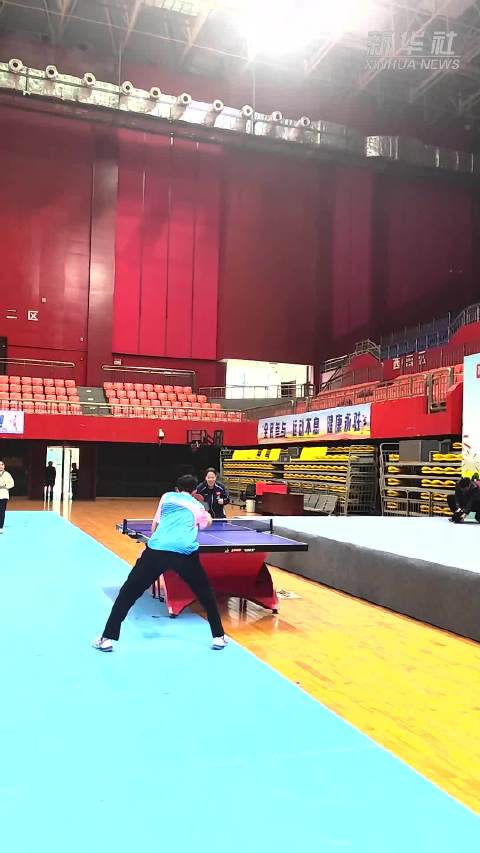 国乒名将孙颖莎王艺迪等走进重庆校园与球迷切磋