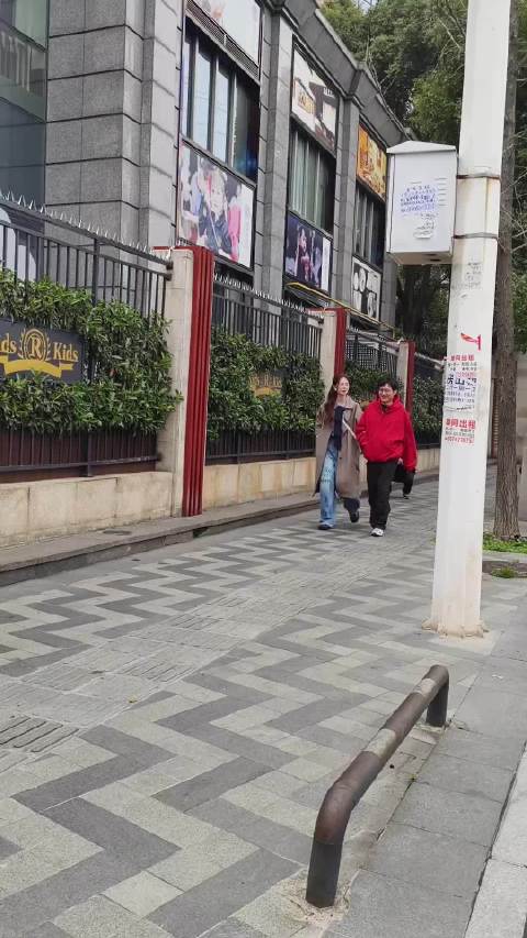 沈梦辰李维嘉挽手说笑出行