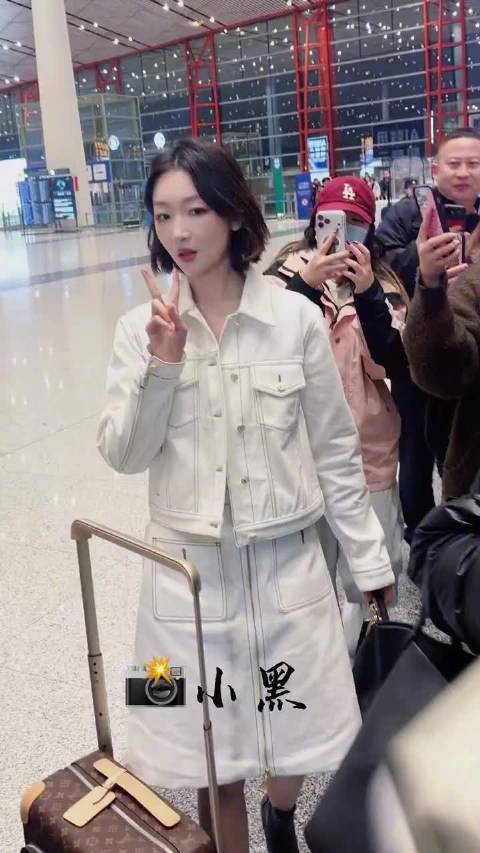 周冬雨巴黎行穿搭获赞，回应粉丝显宠粉