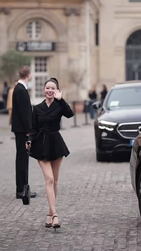 吉娜优雅亮相巴黎时装周，亲切互动展现女神风范