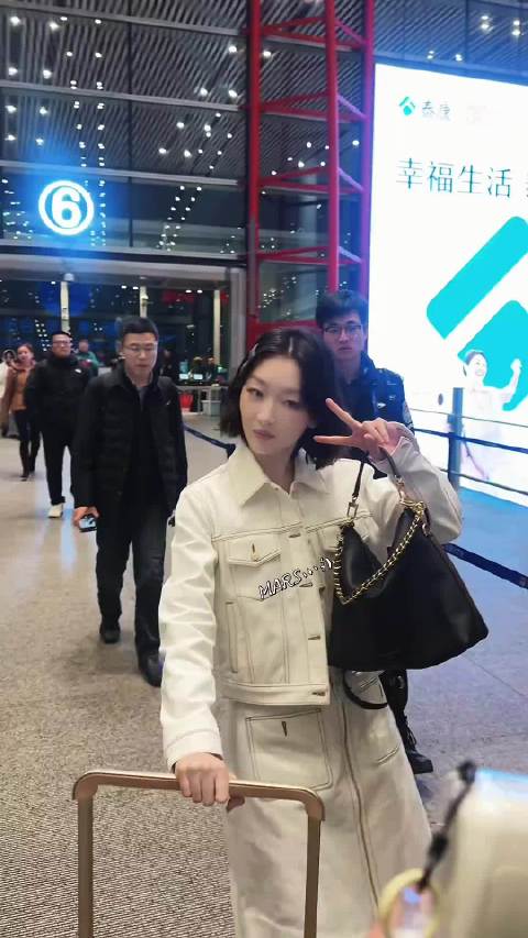 周冬雨萌到心坎里被路人当面夸赞“好美”时歪头屈膝、捂嘴甜笑！