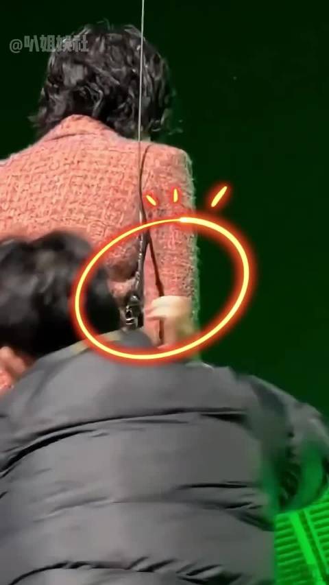 王一博刘德华张杰鹿晗演唱会舞台惊险瞬间