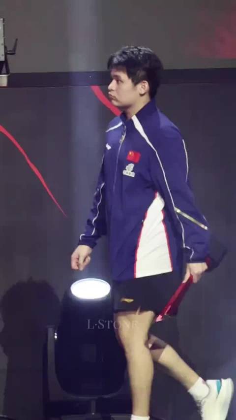 刘国梁主席摸了摸林诗栋的脸，道阻且长，带着刘主席的鼓励继续加油吧