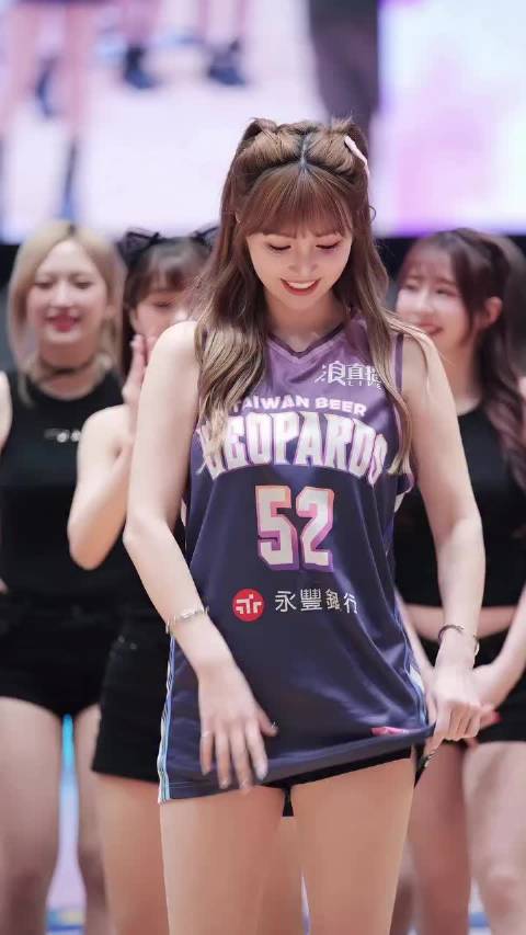 台啤云豹啦啦队草莓赛后抽送球衣给粉丝