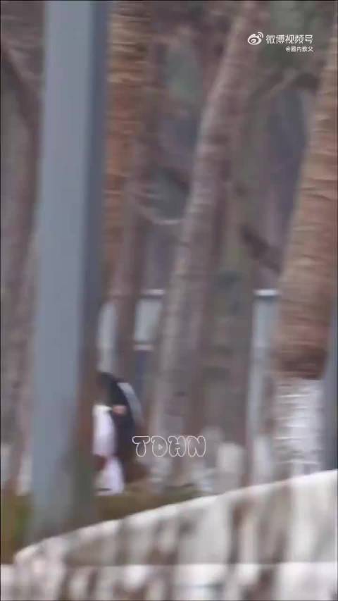 陈奕恒海边造型清爽亮相，元气男高风范尽显