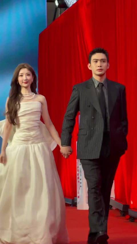牵手亮相2026红毯！《余生有涯》南北夫妇又发糖啦