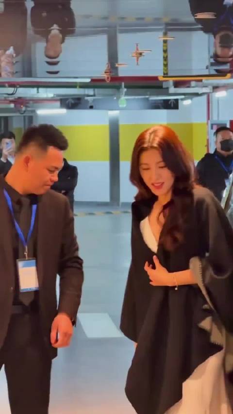 49岁的大美女曾黎春节期间和男友游玩