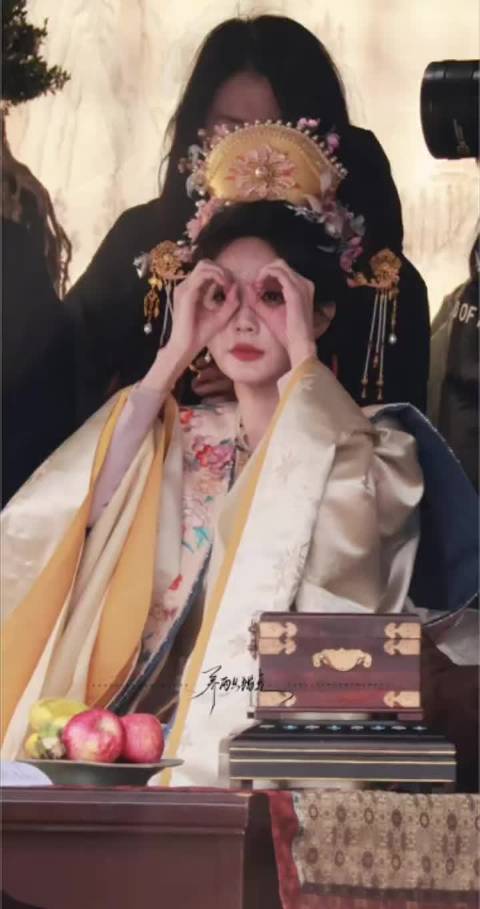 李一桐《金枝》路透曝光，造型华丽皮肤状态佳