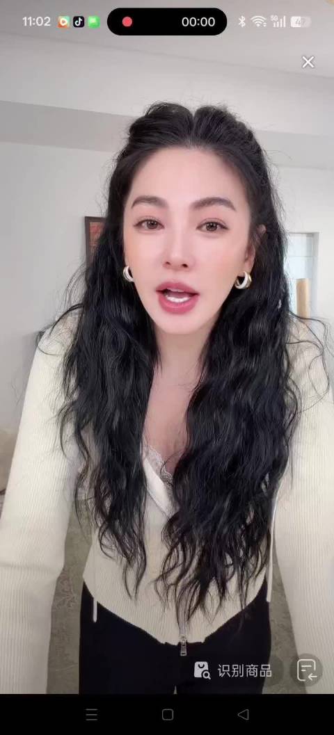 张雨绮内核强大，虽然没有回应但今天还是在直播但！直播间人挺多夸漂亮