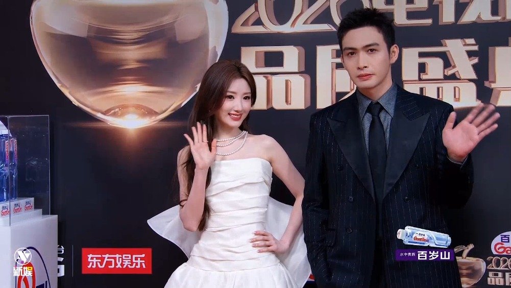 张彬彬毛晓彤黑白配牵手亮相电视剧品质盛典红毯