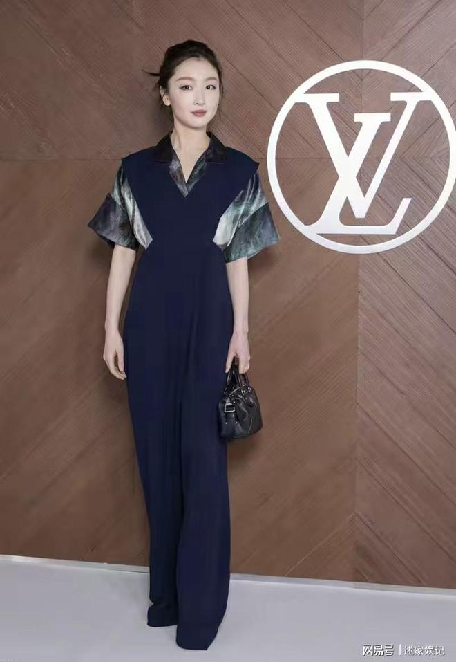 周冬雨巴黎时装周造型出圈！