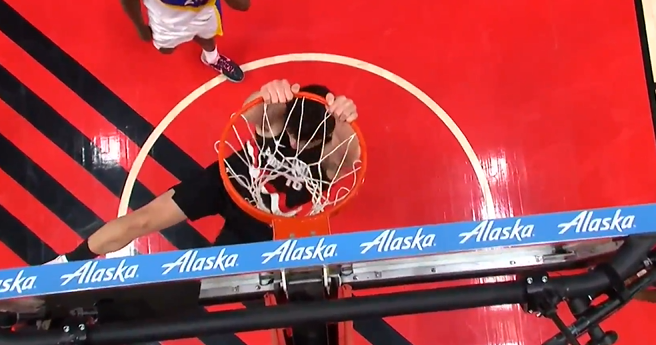 五佳球！韦斯利背运晃倒沃克，助攻杨瀚森完成扣篮2+1