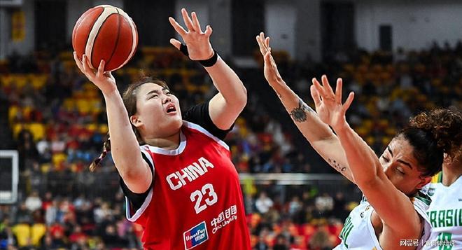 热身赛！中国女篮大胜捷克，但仍暴露三个隐患，联防无法快速归位