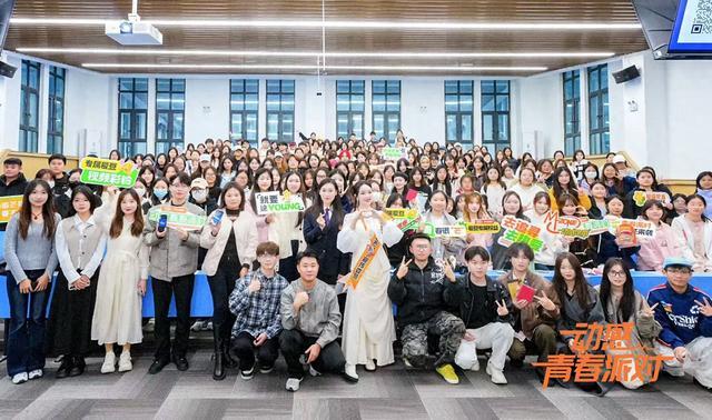 李莎旻子空降郑州校园，与学生共话青春与梦想