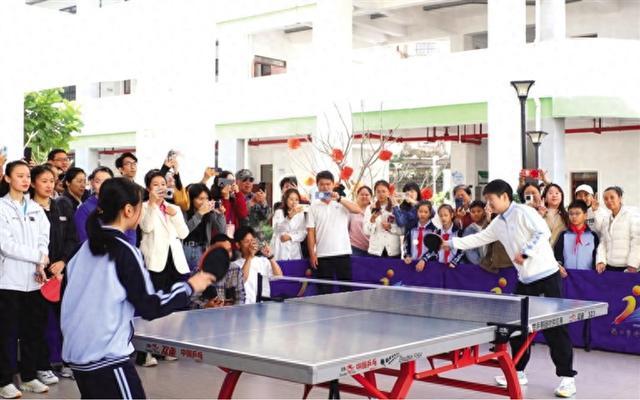 国手进校园进公园,燃爆了!孙颖莎、王楚钦、林诗栋等与市民学生切磋球技