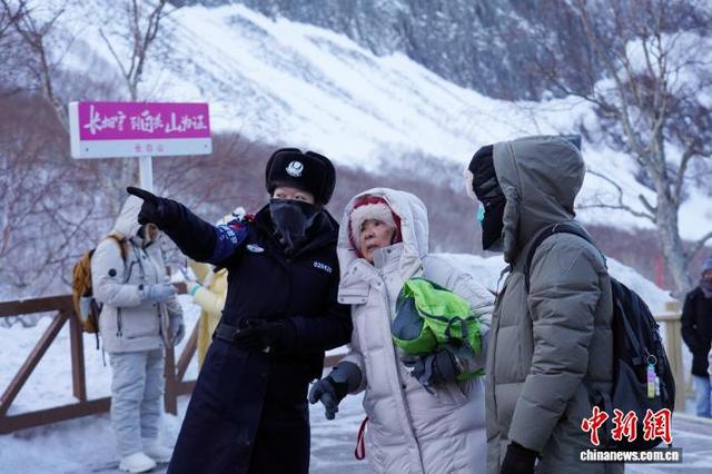 冰凌花女子警务队民警在温泉广场为游客指引游览路线。 赵男 摄