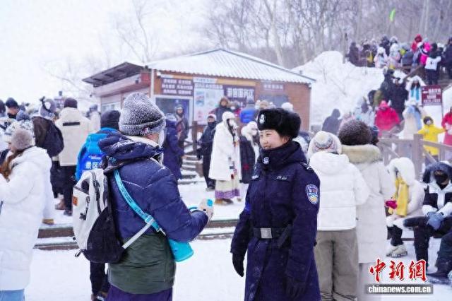 冰凌花女子警务队队员在瀑布景点解答游客咨询。 赵男 摄