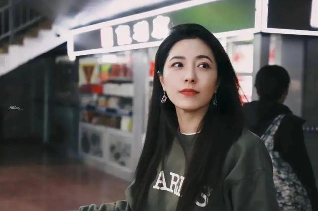 网友商场内偶遇曾黎，45岁身材纤细举止优雅，黑衣保镖全程护航