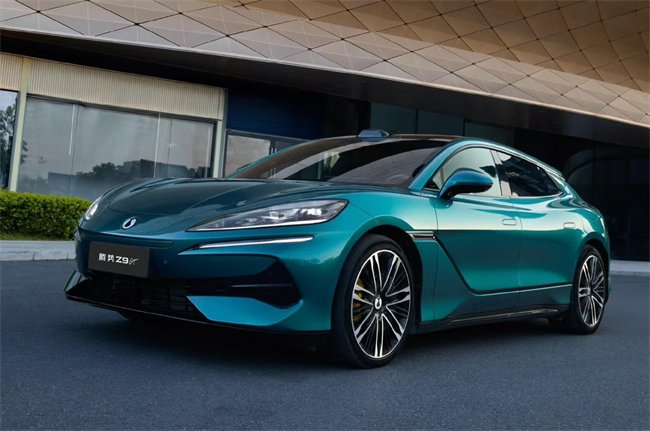 30万级标配“超跑同款”碳陶刹车，腾势Z9GT改写电动性能车安全标准