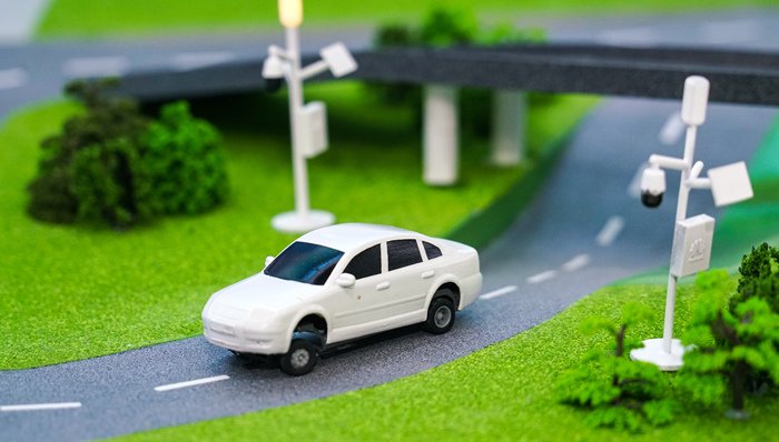 同是谈智驾，雷军与何小鹏的两会议案为何思路迥异？