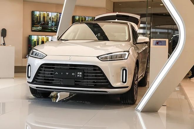 性能强悍，问界M5惊喜出场