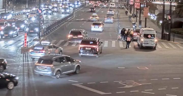 市中心突发！一辆SUV打双闪灯停在路边，民警查看大吃一惊！紧急连线，5分钟后……